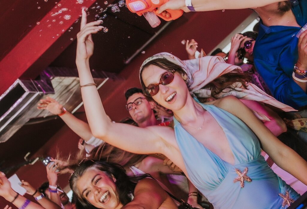 sea sea barcelona bottle service